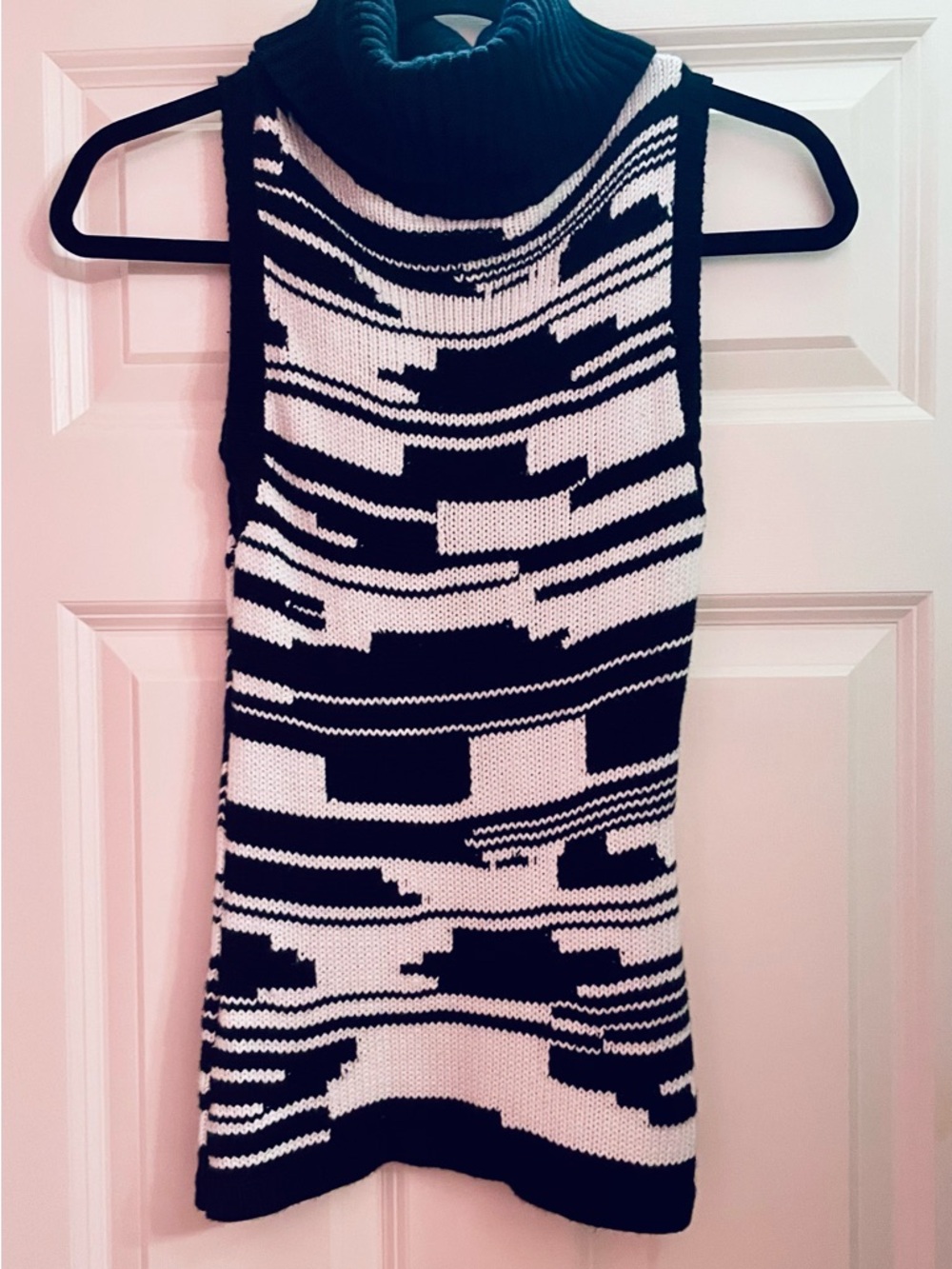 Sleeveless Turtleneck Knit Top in Black & White